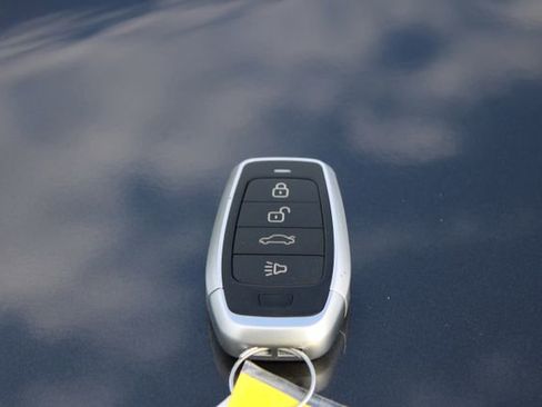 Used 2019 Jeep Cherokee Latitude Plus w/ Comfort/Convenience Group FWD image 49