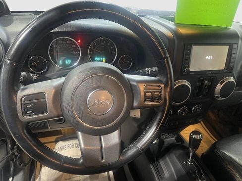 Used 2013 Jeep Wrangler Unlimited Rubicon image 12