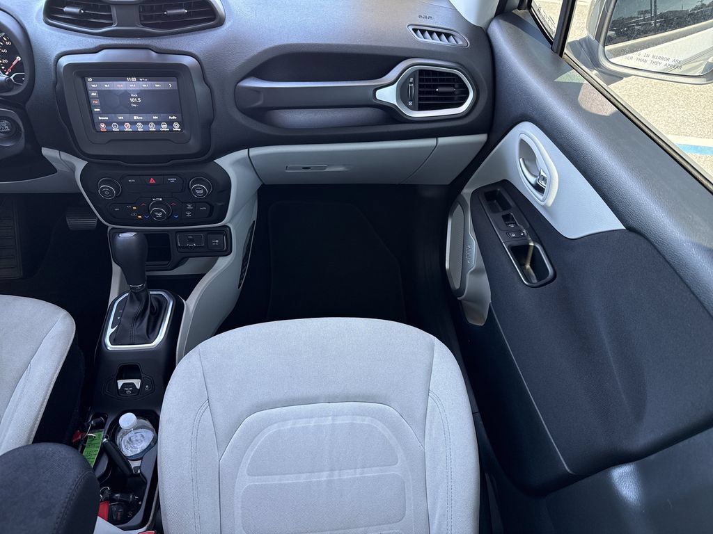 Used 2018 Jeep Renegade Latitude FWD image 16