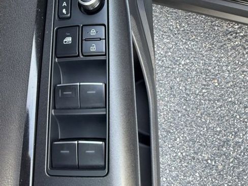 Certified 2022 Toyota Venza LE image 15