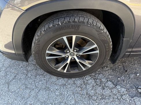 Used 2016 Toyota Highlander XLE AWD/4WD image 9
