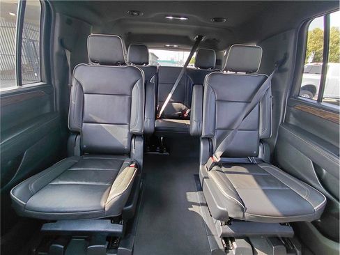 Used 2023 Chevrolet Suburban Premier image 7