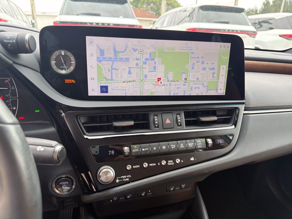 Used 2025 Lexus ES 300h w/ Premium Package FWD image 3