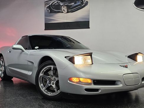 Used 2002 Chevrolet Corvette Coupe w/ Preferred Equipment Group2 image 2