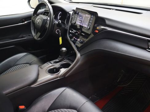 Used 2022 Toyota Camry SE image 11