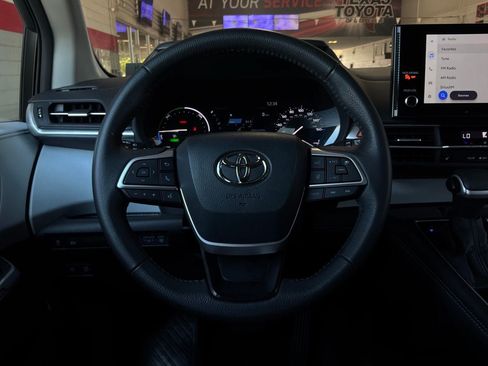 Used 2026 Toyota Sienna XLE FWD image 39