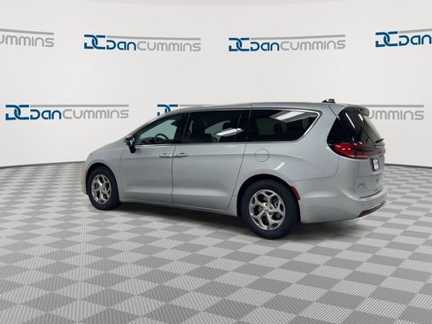 Used 2024 Chrysler Pacifica Limited FWD image 6