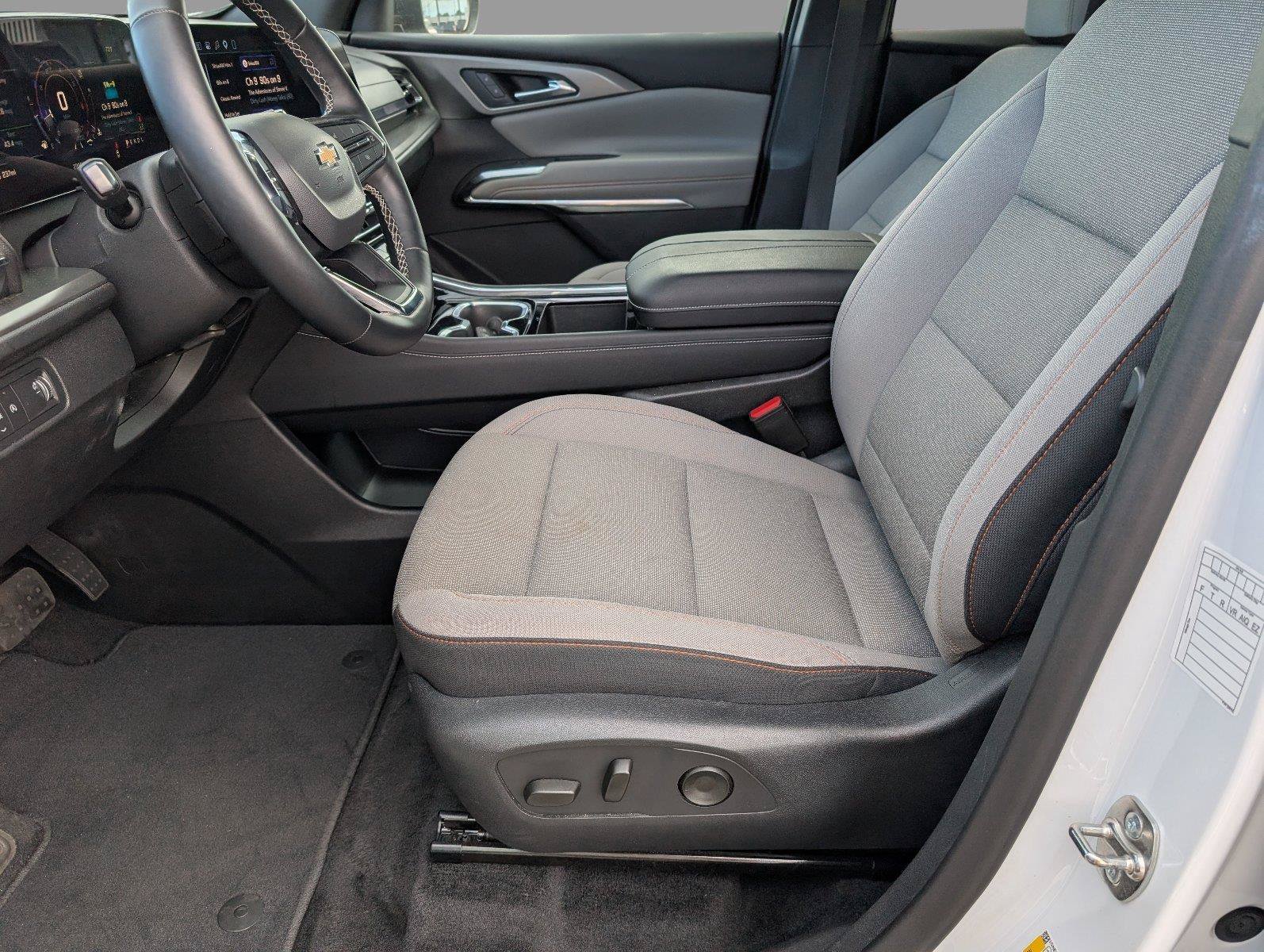 Used 2026 Chevrolet Traverse LT w/ Driver Confidence Package FWD image 3