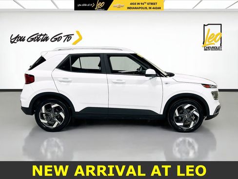 Used 2023 Hyundai Venue SEL image 4
