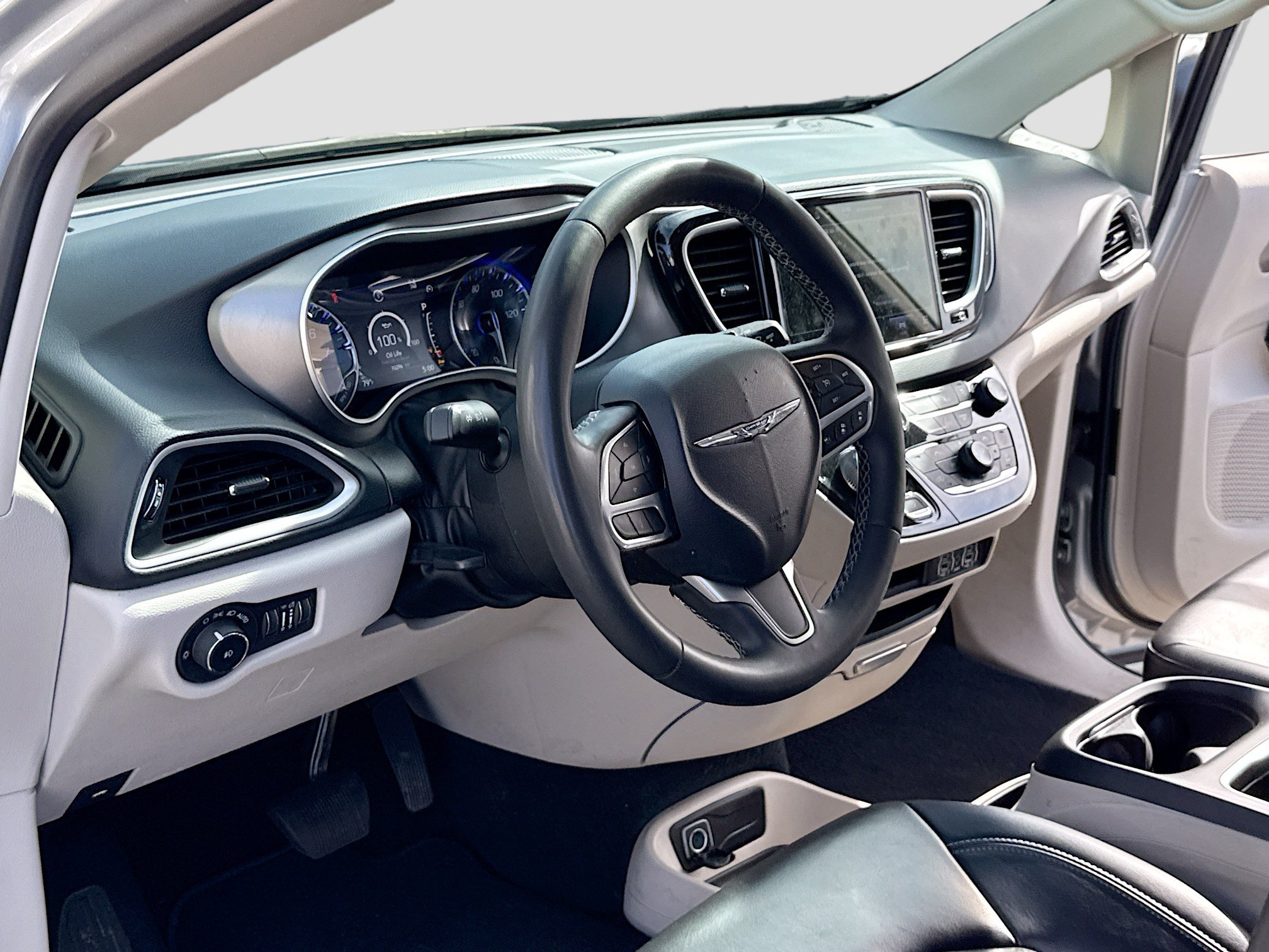 Used 2023 Chrysler Pacifica Touring-L FWD image 4