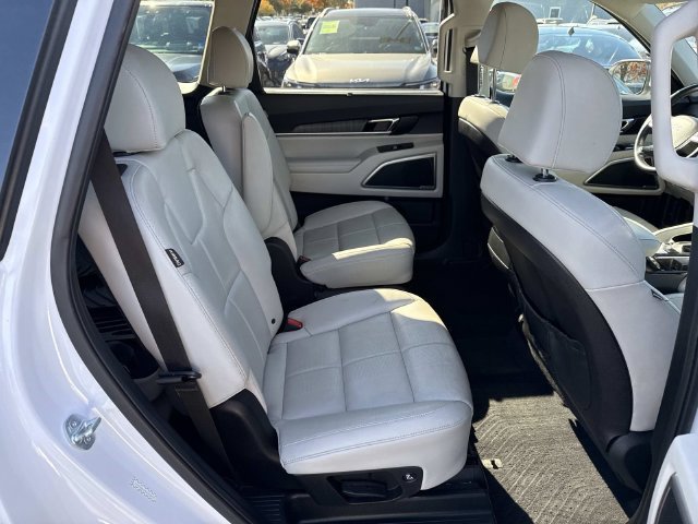 Used 2024 Kia Telluride EX w/ EX Captain's Chair Package AWD/4WD image 11