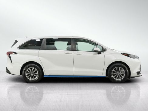 Used 2021 Toyota Sienna LE AWD/4WD image 6
