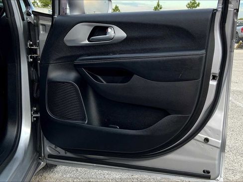 Used 2019 Chrysler Pacifica Limited w/ Advanced Safetytec Group FWD image 22