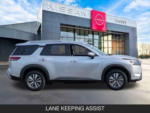 New 2025 Nissan Pathfinder SL image 6