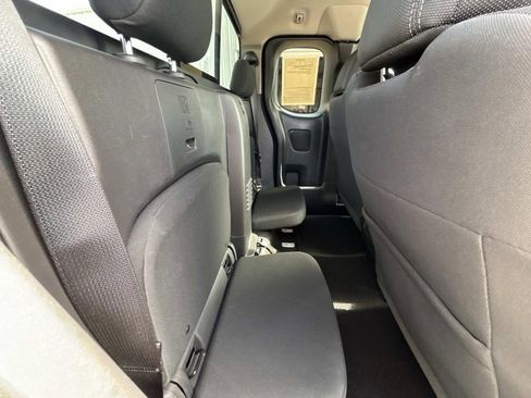 Used 2024 Nissan Frontier SV w/ SV Convenience Package RWD image 12