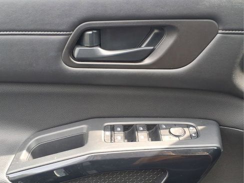 Used 2025 Nissan Pathfinder SV image 21