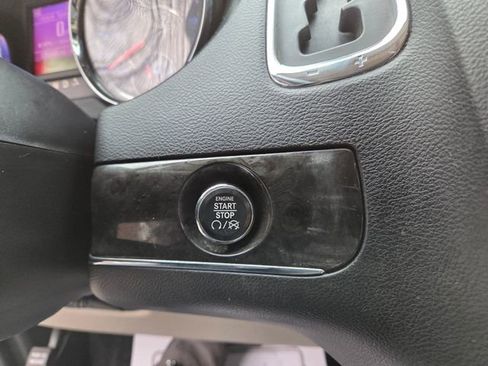 Used 2014 Chrysler Town & Country Touring w/ Driver Convenience Group image 28