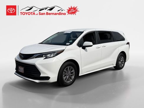 Certified 2023 Toyota Sienna LE FWD image 1