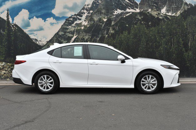 Used 2025 Toyota Camry LE AWD/4WD image 2