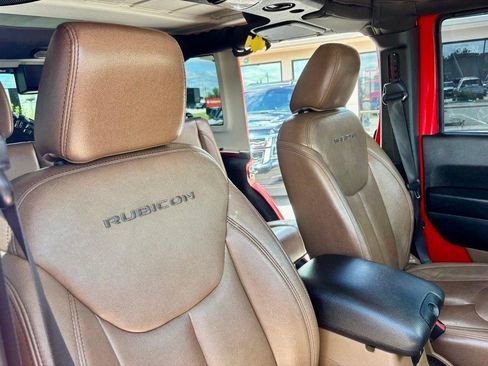 Used 2017 Jeep Wrangler Unlimited Rubicon w/ Connectivity Group AWD/4WD image 16