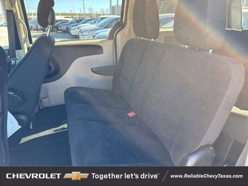 Used 2018 Dodge Grand Caravan SE w/ UConnect Hands-Free Group image 11