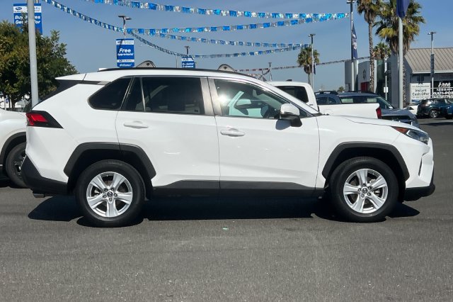 Used 2019 Toyota RAV4 XLE w/ Convenience Package FWD image 3