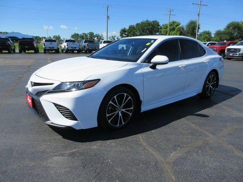 Used 2020 Toyota Camry SE FWD image 11