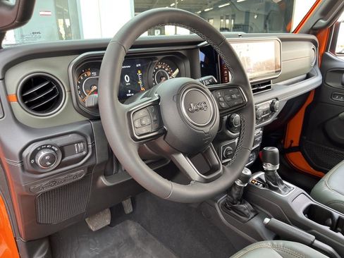 Used 2025 Jeep Gladiator Mojave w/ Convenience Group image 3