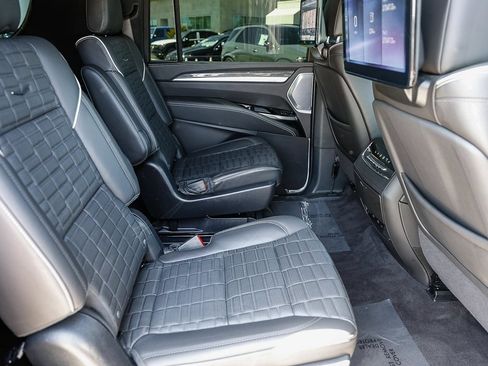 Used 2025 Cadillac Escalade ESV V AWD/4WD image 19