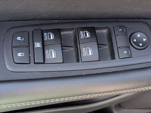 Used 2025 Chrysler Pacifica Select image 19