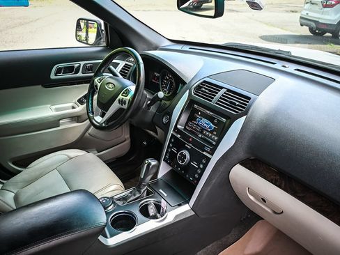 Used 2014 Ford Explorer Limited w/ Equipment Group 301A AWD/4WD image 21