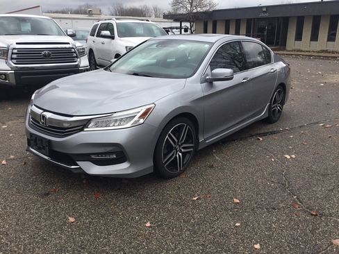 Used 2016 Honda Accord Touring image 12