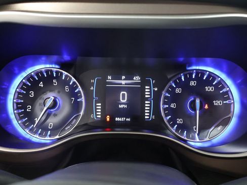 Used 2021 Chrysler Voyager LX image 38