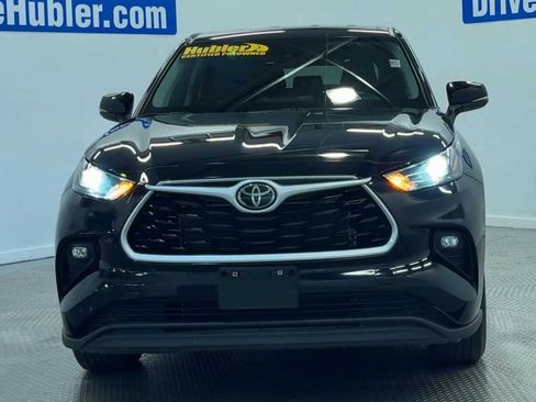 Used 2025 Toyota Highlander LE FWD image 3
