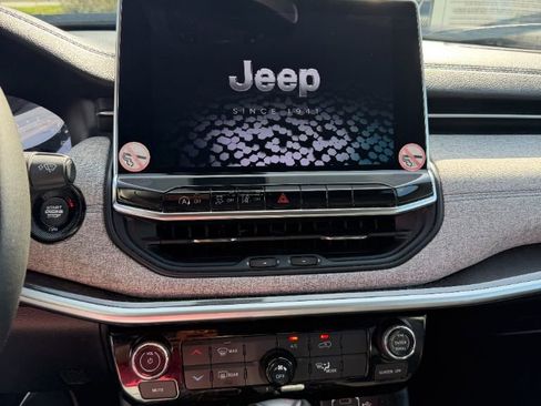 Used 2022 Jeep Compass Latitude AWD/4WD image 11