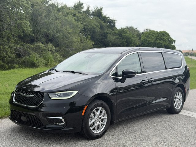 Used 2024 Chrysler Pacifica Touring-L FWD image 1
