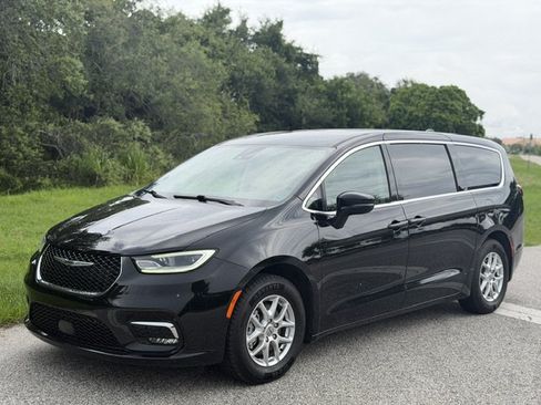 Used 2024 Chrysler Pacifica Touring-L FWD image 1
