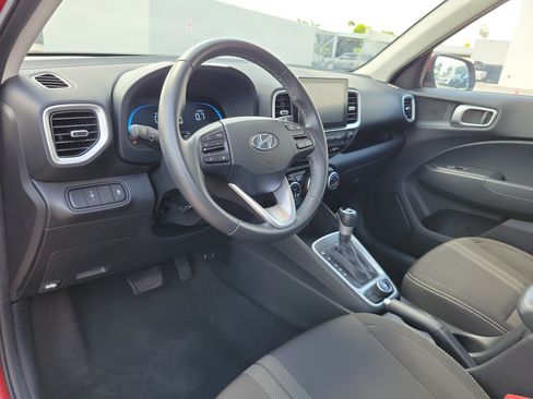 Used 2025 Hyundai Venue SEL FWD image 9