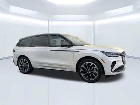 Used 2024 Lincoln Nautilus Reserve w/ Equipment Group 203A image 2