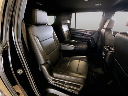 Used 2021 Chevrolet Suburban LT w/ Luxury Package RWD image 17