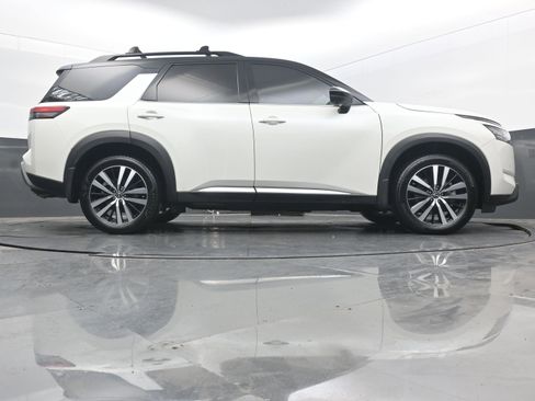 Used 2024 Nissan Pathfinder Platinum image 32