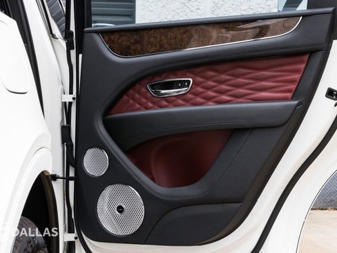 Used 2025 Bentley Bentayga image 32