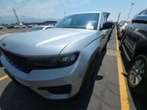 Used 2024 Jeep Grand Cherokee Altitude AWD/4WD image 17