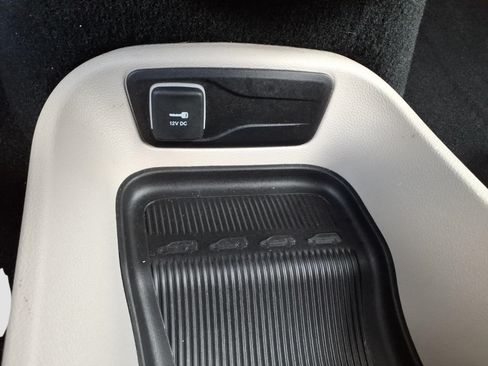 Used 2024 Chrysler Pacifica Limited FWD image 21