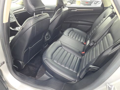 Used 2017 Ford Fusion SE w/ Fusion SE Technology Package image 19