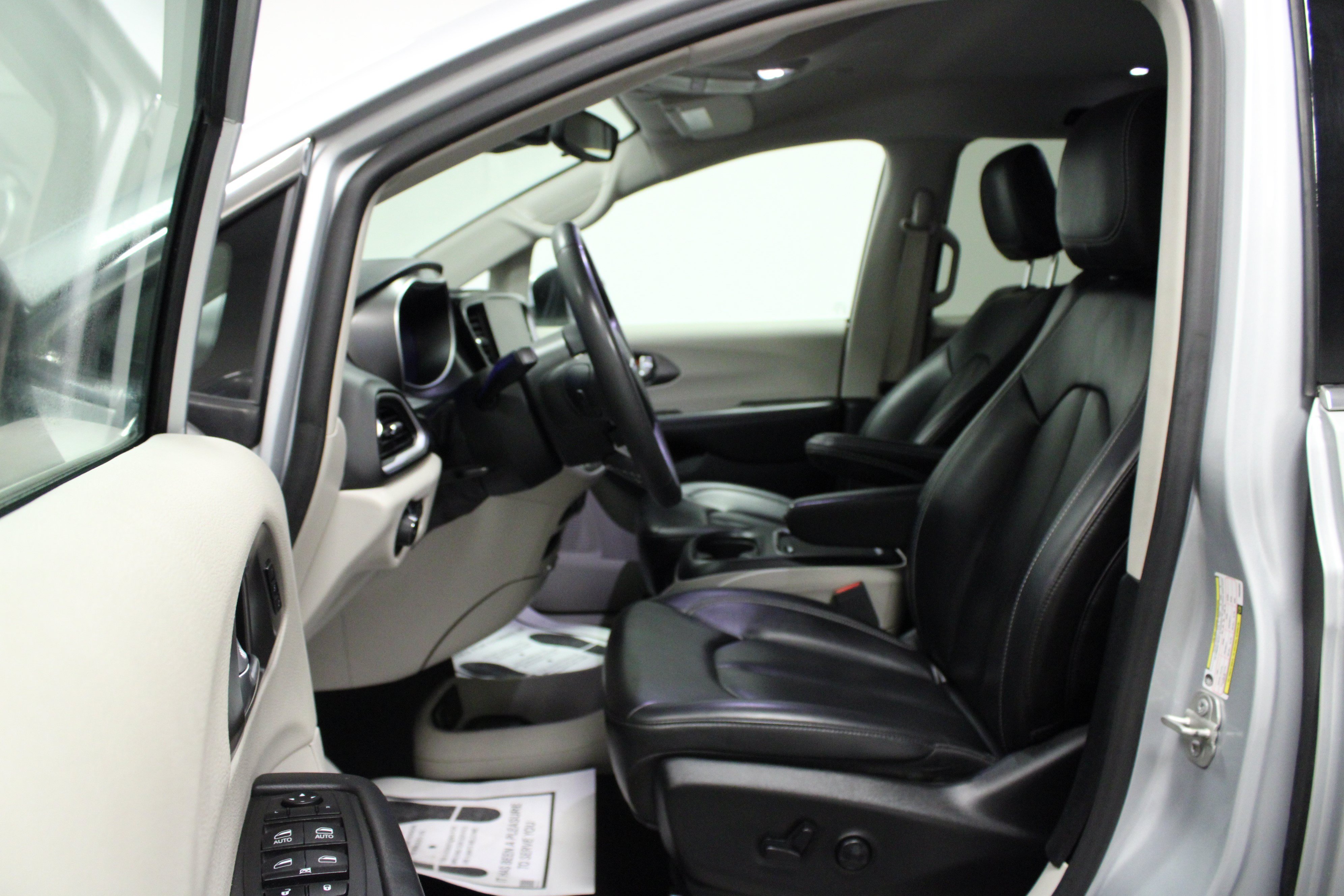 Used 2023 Chrysler Pacifica Touring-L FWD image 12