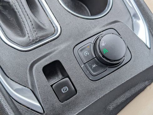 Used 2022 Chevrolet Traverse LT image 18