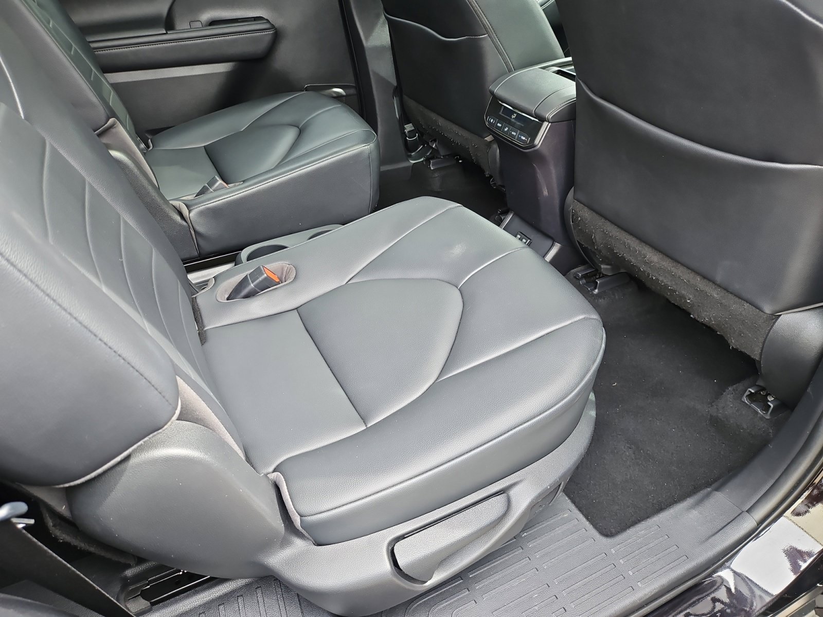 Used 2020 Toyota Highlander XLE FWD image 32