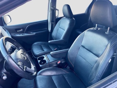 Used 2020 Toyota Sienna SE w/ Carpet Mat Package FWD image 19