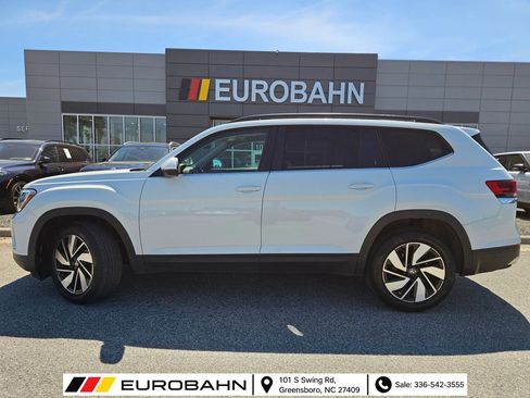 Used 2024 Volkswagen Atlas SE w/ Panoramic Sunroof Package FWD image 2